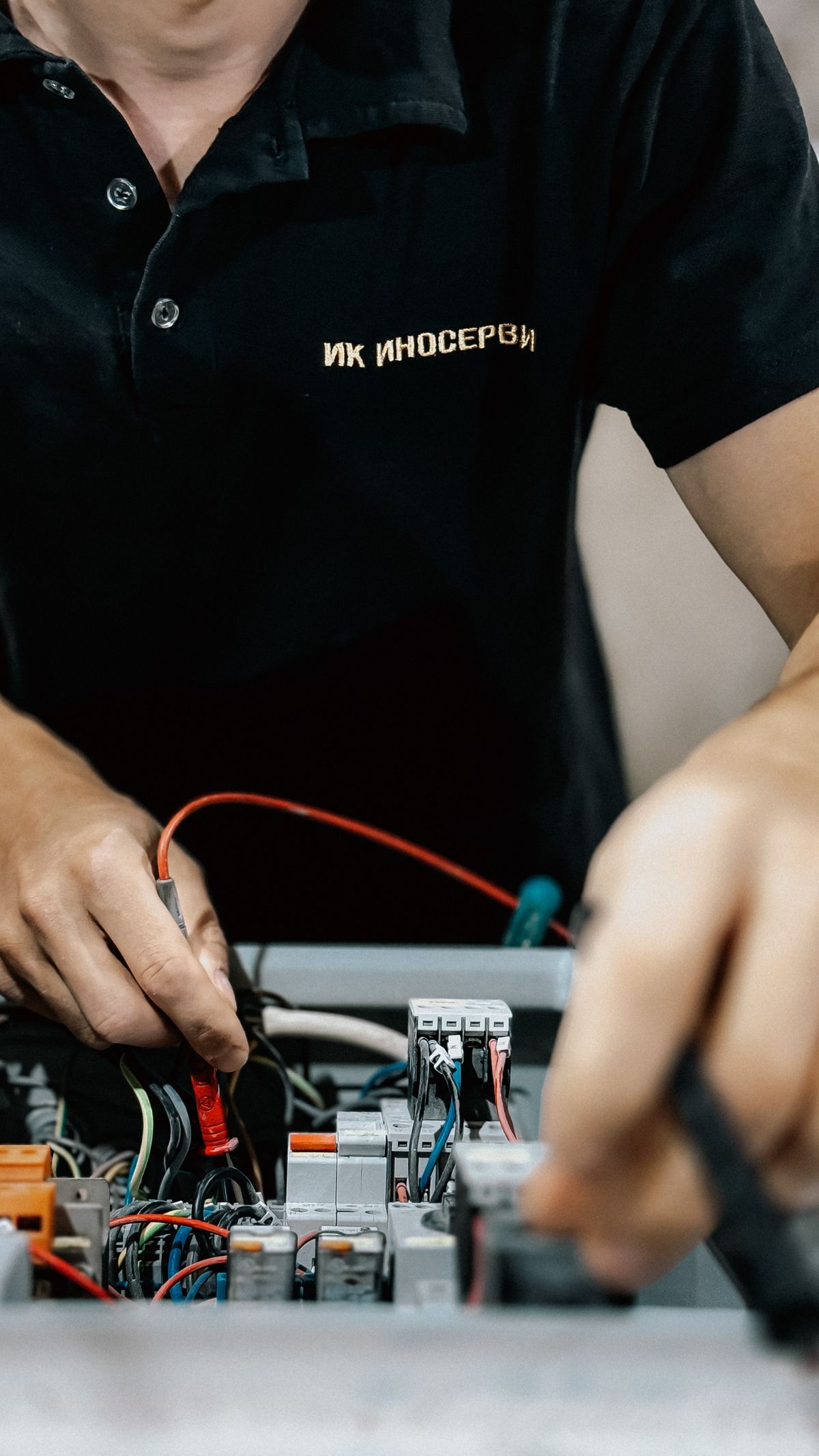 Elektryk podczas naprawy instalacji elektrycznej w rozdzielnicy